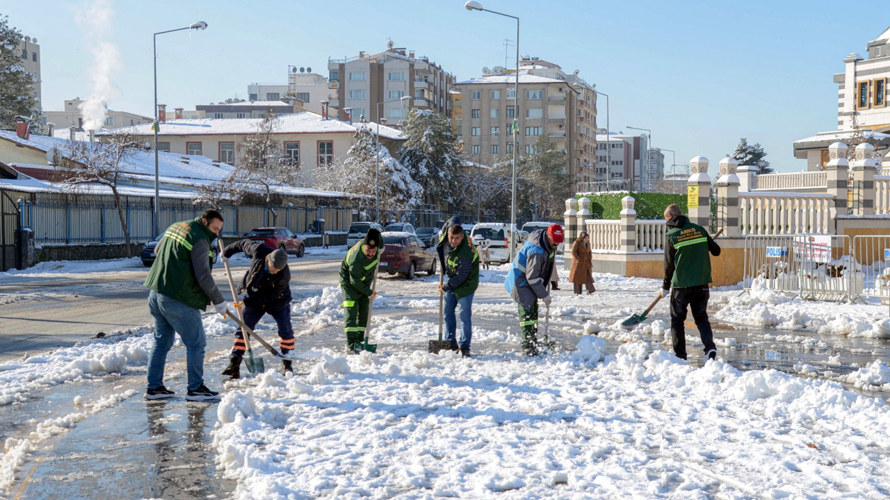 Diyarbakır’da Kar Ve Buzlanmaya Karşı Kaldırım Temizliği1
