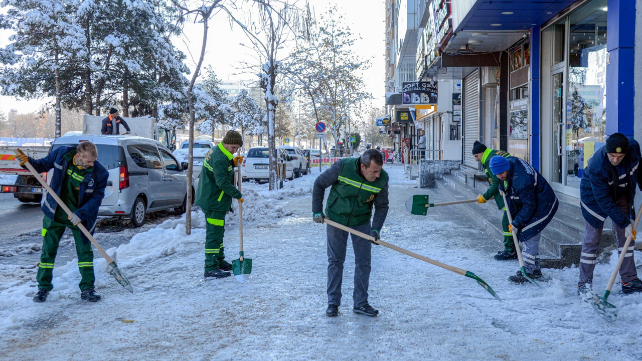 Diyarbakır’da Kar Ve Buzlanmaya Karşı Kaldırım Temizliği2