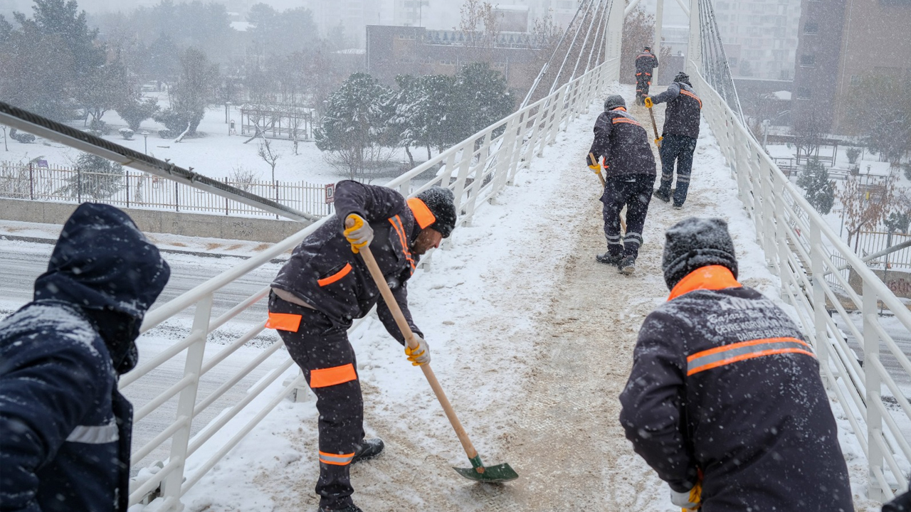 Diyarbakır’da Kar Ve Buzlanmaya Karşı Seferberlik