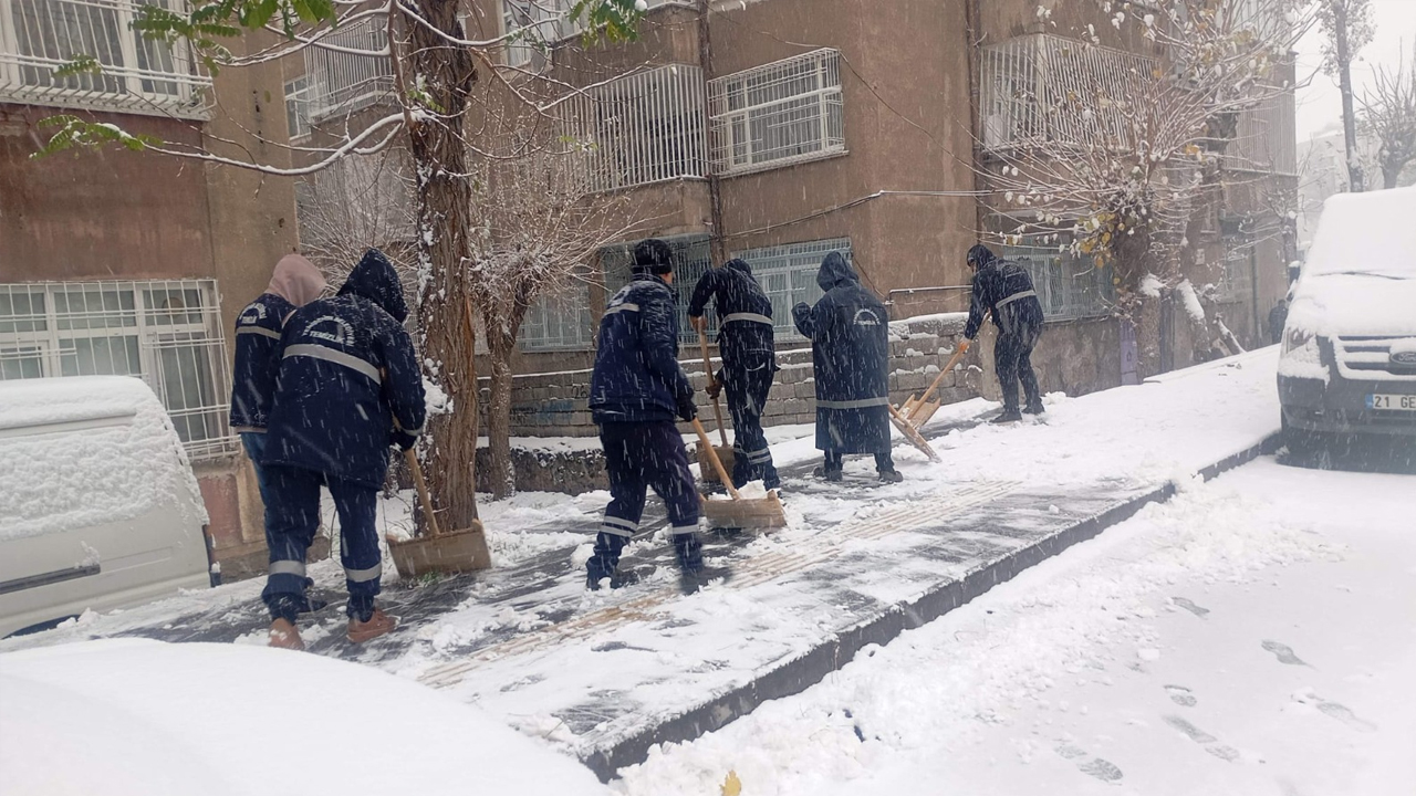 Diyarbakır’da Tuzlama Ve Kar Küreme Çalışması