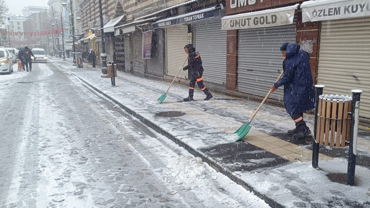 Diyarbakır’da Tuzlama Ve Kar Küreme Çalışması1