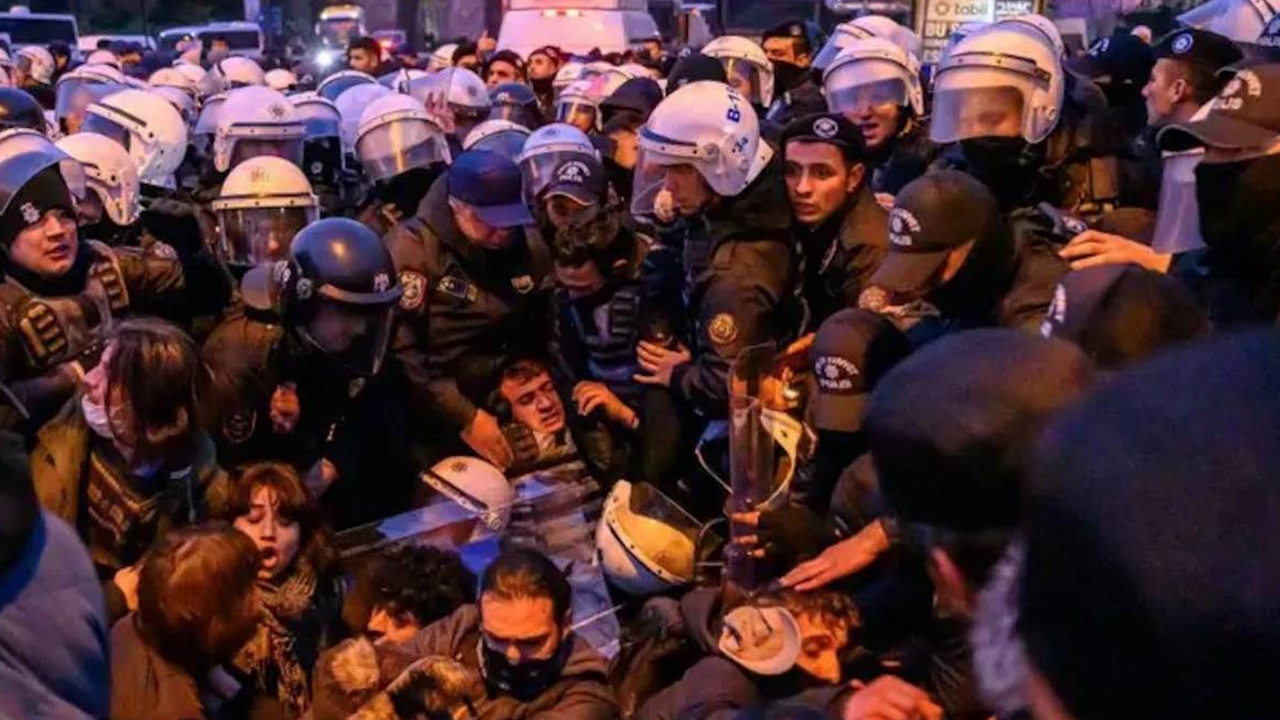 Her Şey, Bahçeli’nin Dem Parti Eş Genel Başkanlarının Elini Sıkmasıyla Başladı2