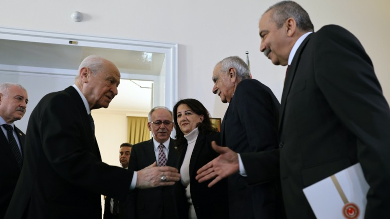 Her Şey, Bahçeli’nin Dem Parti Eş Genel Başkanlarının Elini Sıkmasıyla Başladı5