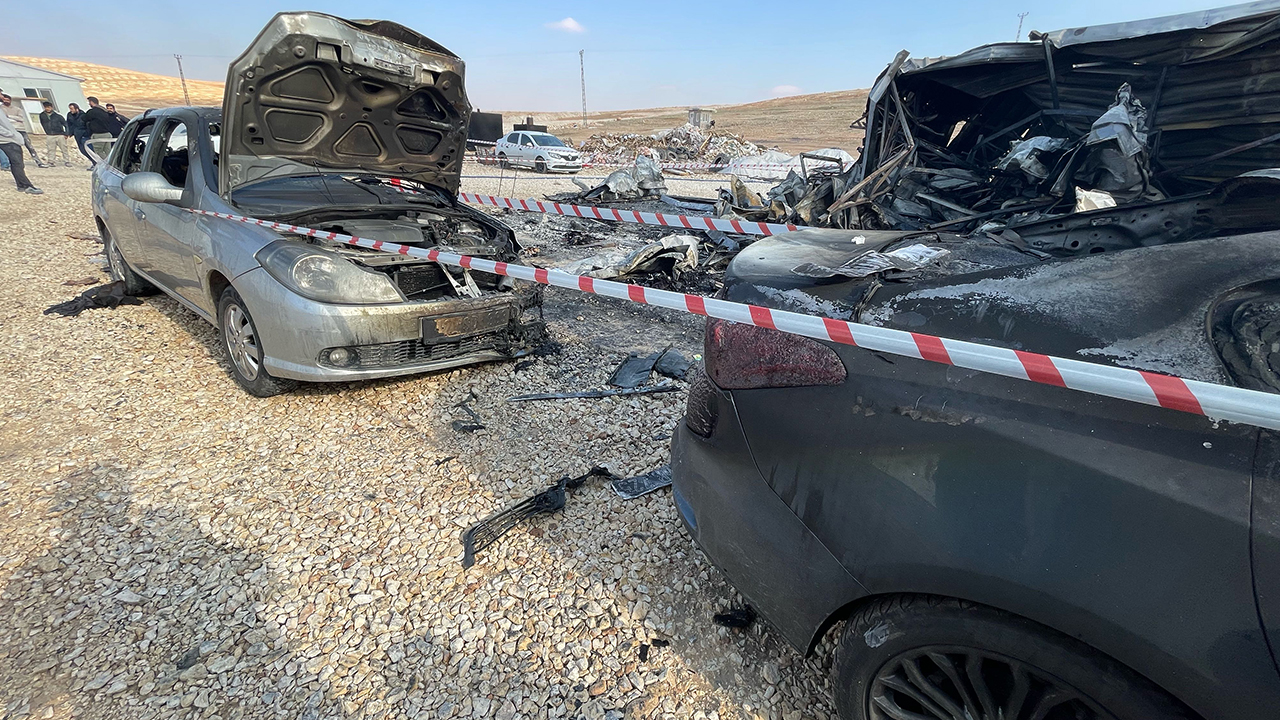 İnşaat Şantiyesinde Yangın Çıktı, 4 Araç Yandı1