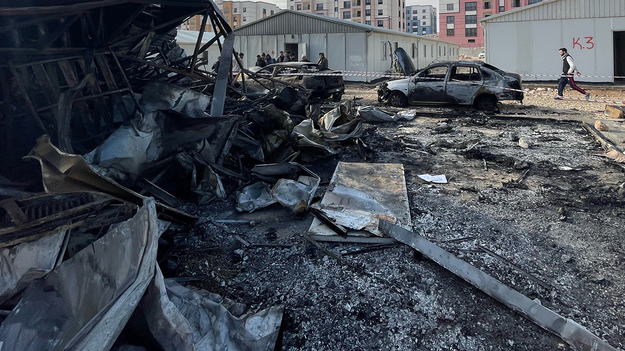 İnşaat Şantiyesinde Yangın Çıktı, 4 Araç Yandı3