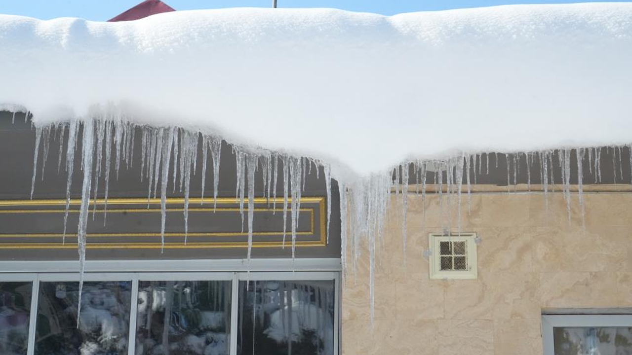 Muş'ta, soğuktan göletler dondu, çatılarda buz sarkıtları oluştu! mus eksi 28 derece2