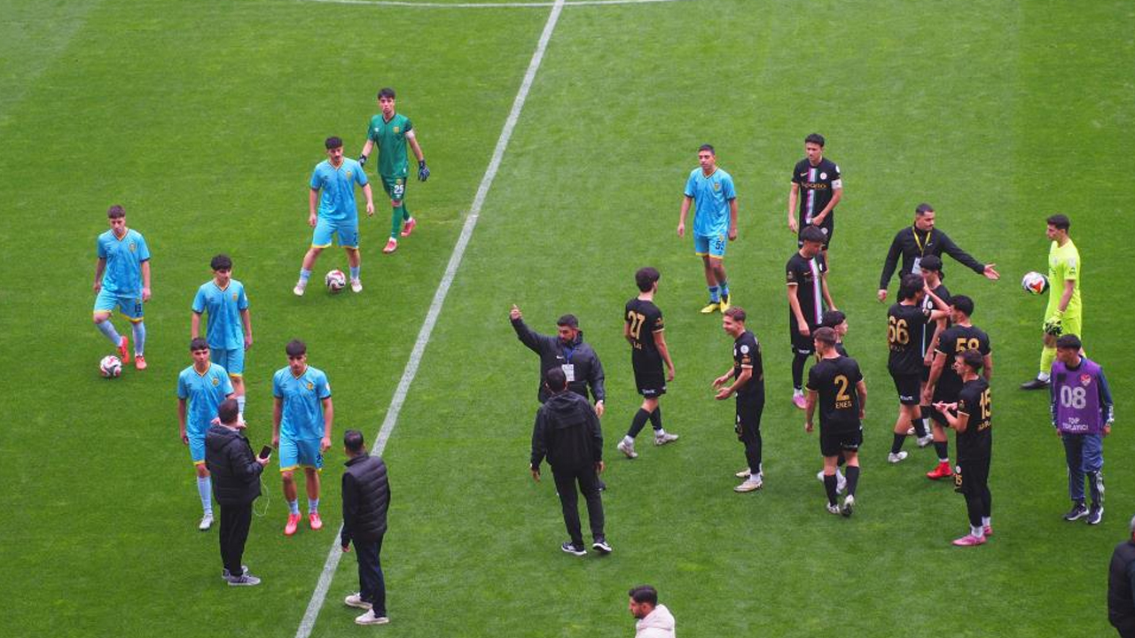 Yeni Malatyaspor Sahaya 7 Oyuncu Ile Çıkınca, Hakem Oynatmadı1