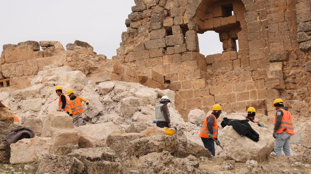 Zerzevan Kalesi Tarihe Işık Tutuyor