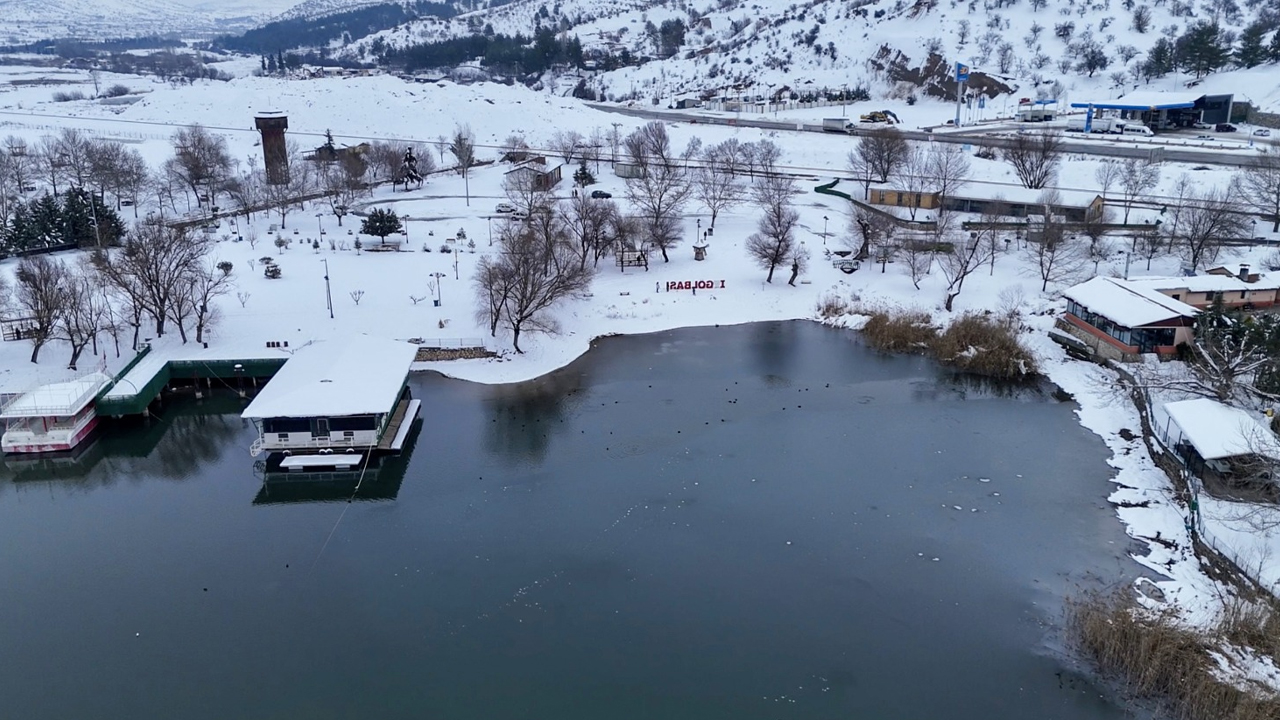 Göl dondu, manzara kartpostallık oldu
