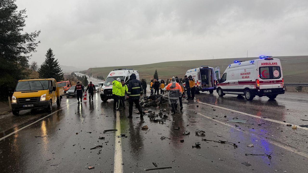 Adıyaman'da Yolcu Otobüsü Ile Otomobil Çarpıştı