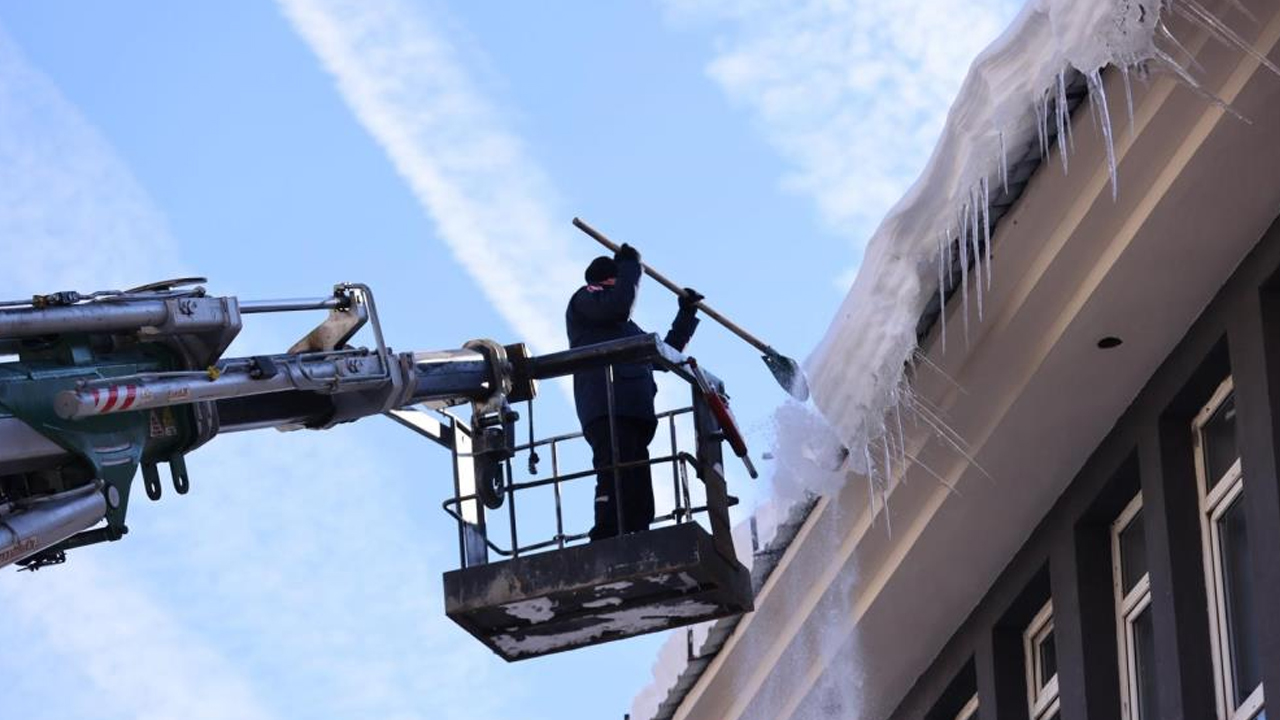 Bingöl'de Buz Sarkıtları Itfaiye Ekiplerince Temizlendi1