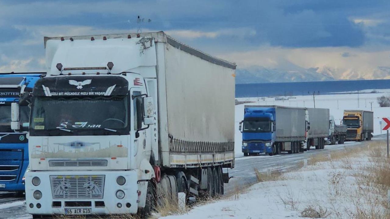 Bitlis’te Buzlanma Nedeniyle Onlarca Araç Yolda Kaldı