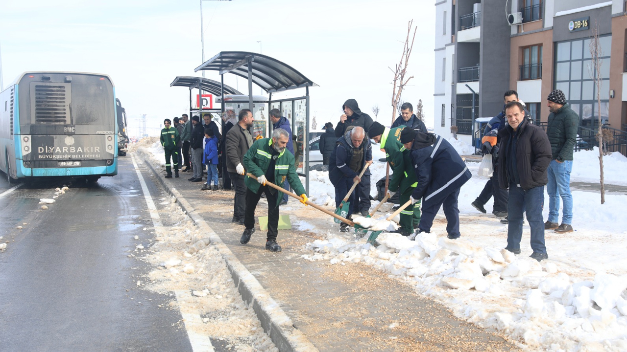Diyarbakır’da Ana Arterlerde Kar Birikintileri Temizleniyor