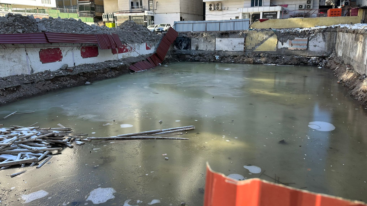 Diyarbakır’da Binanın Temeli Buz Tuttu!2