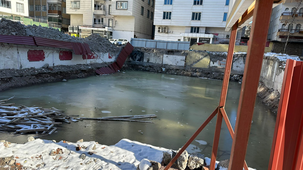 Diyarbakır’da Binanın Temeli Buz Tuttu!3