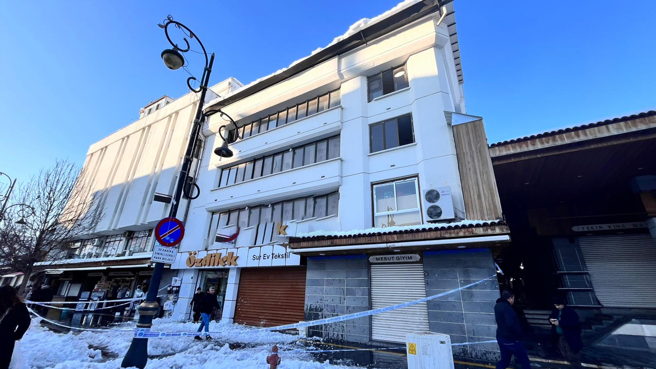 Diyarbakır'da Çatıda Kar Tehlikesine Şeritli Güvenlik Önlemi!2