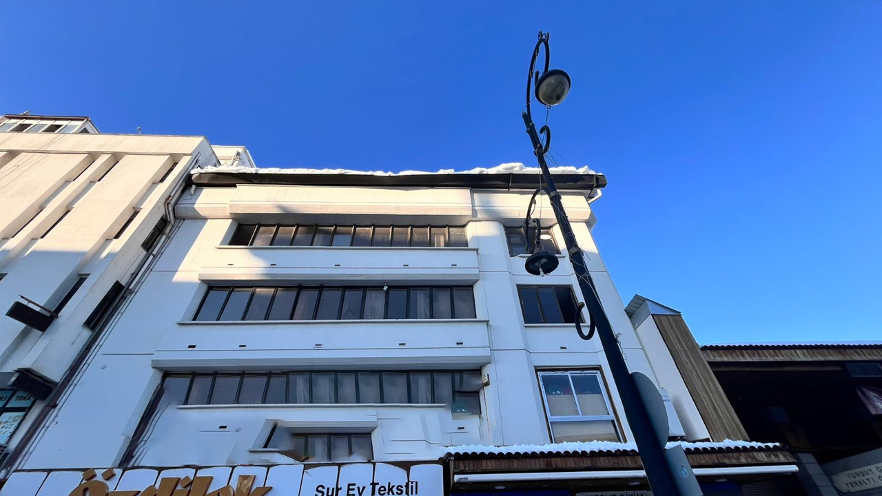 Diyarbakır'da Çatıda Kar Tehlikesine Şeritli Güvenlik Önlemi!3