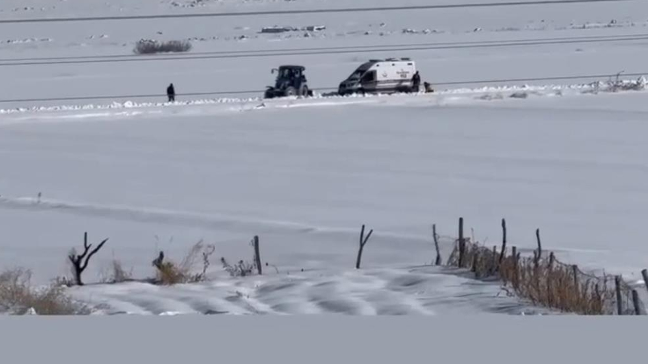 Diyarbakır'da Kara Saplanan Ambulansı Köylüler Kurtardı1