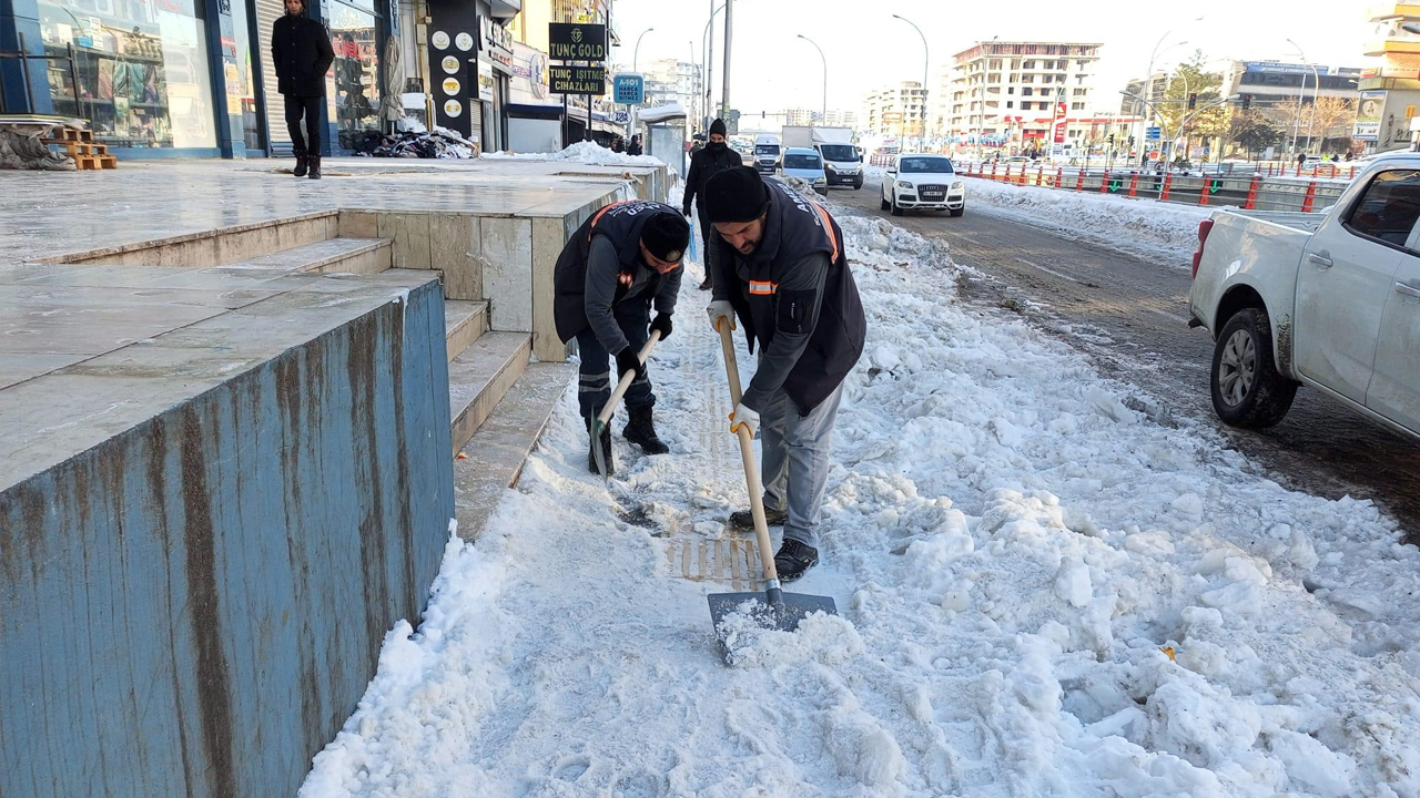 Diyarbakır’da Karla Mücadele Aralıksız Sürüyor3