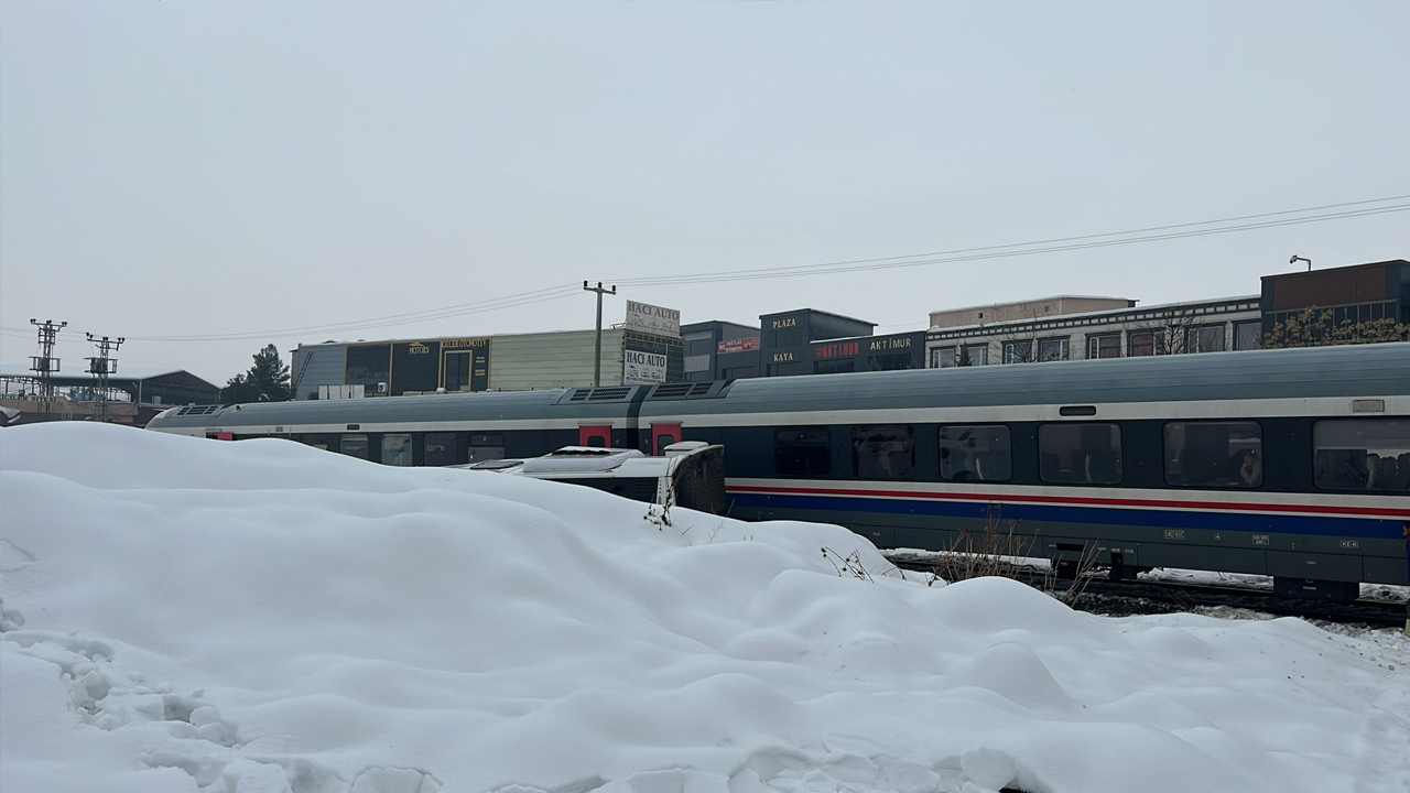 Diyarbakır’da Tren, Otobüsle Çarpıştı!3