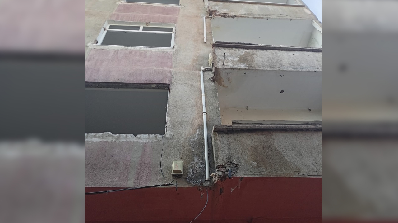 Diyarbakır’da Yoğun Kar Binalara Zarar Verdi2