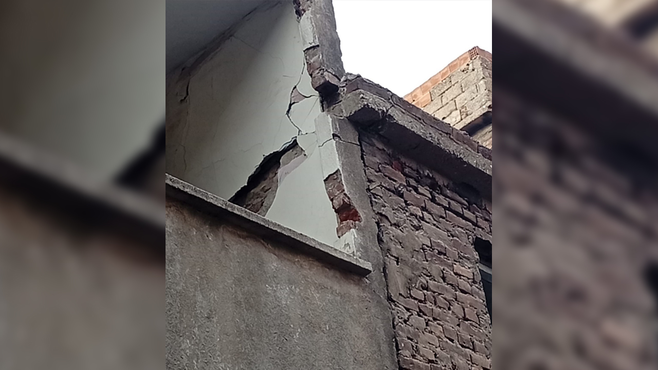 Diyarbakır’da Yoğun Kar Binalara Zarar Verdi3