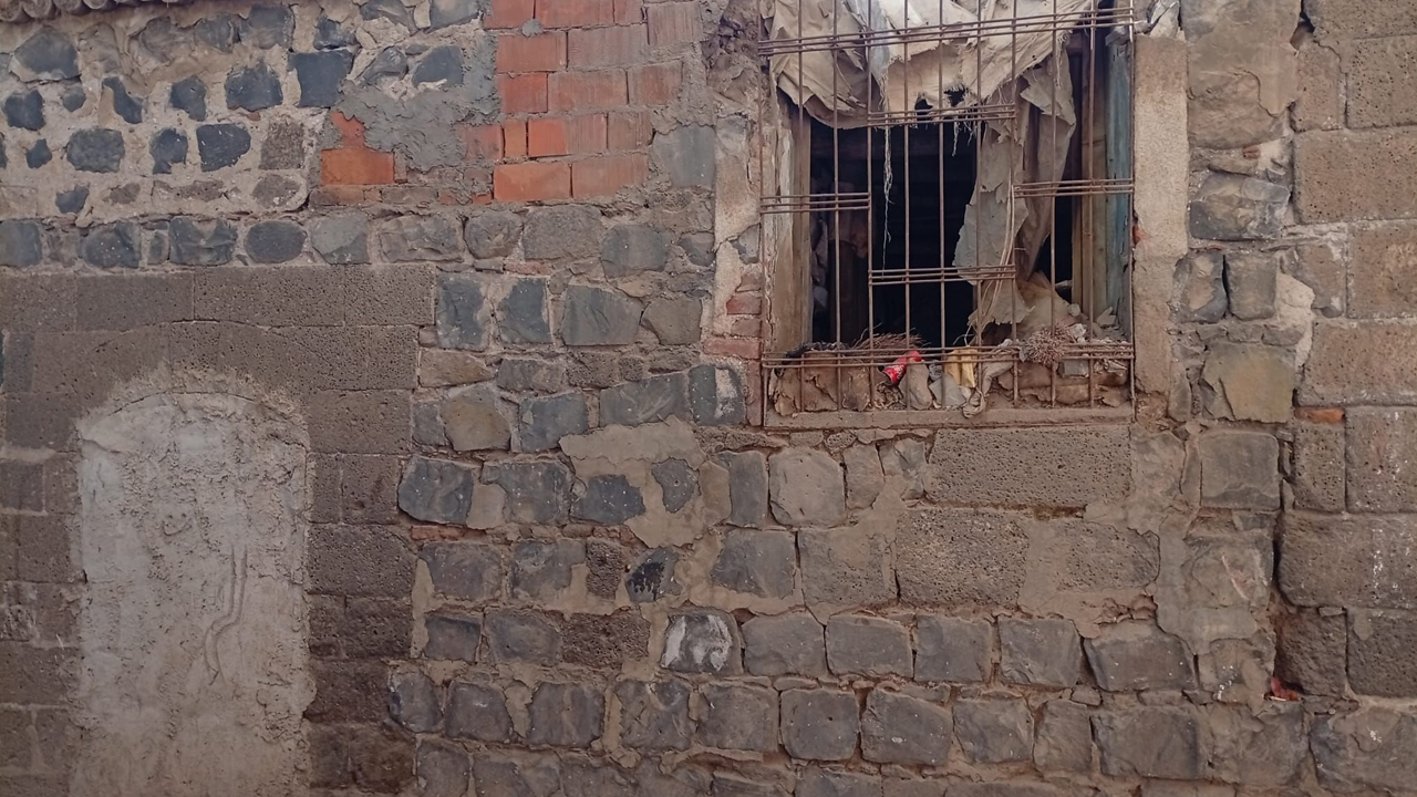Diyarbakır’da Yoğun Kar Binalara Zarar Verdi4