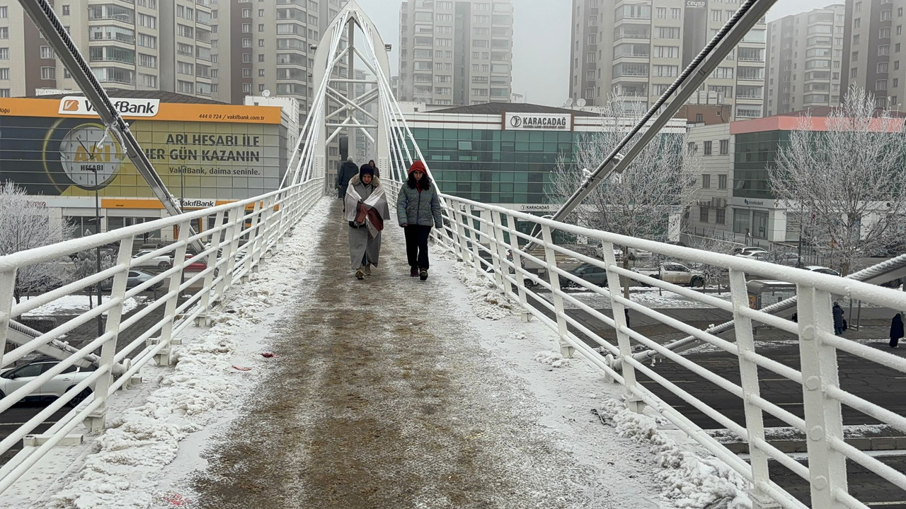 Diyarbakır’daki Üst Geçitler Buz Pistine Döndü2