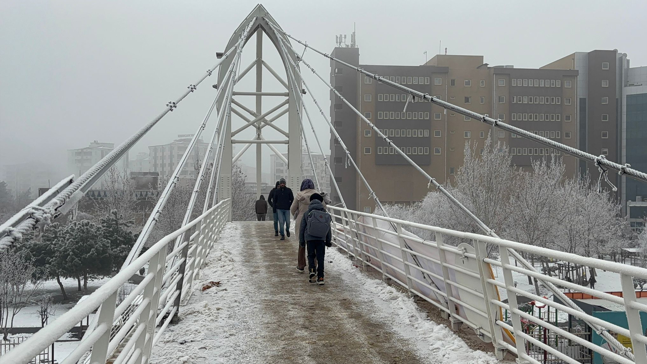 Diyarbakır’daki Üst Geçitler Buz Pistine Döndü3
