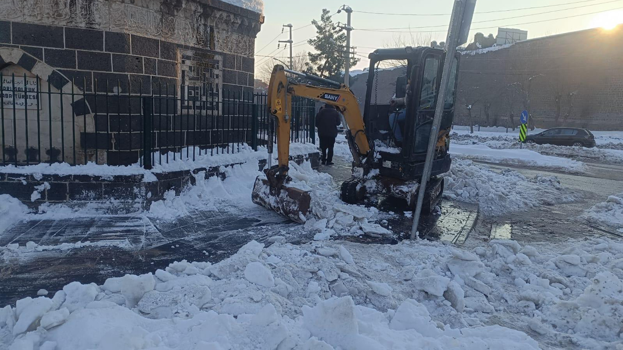 Diyarbakır’ın Tarihi Dar Sokaklarında Kar Mesaisi2