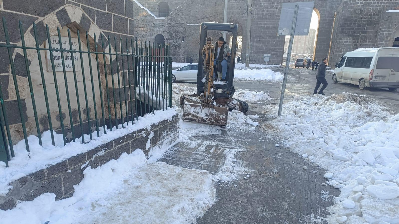 Diyarbakır’ın Tarihi Dar Sokaklarında Kar Mesaisi3