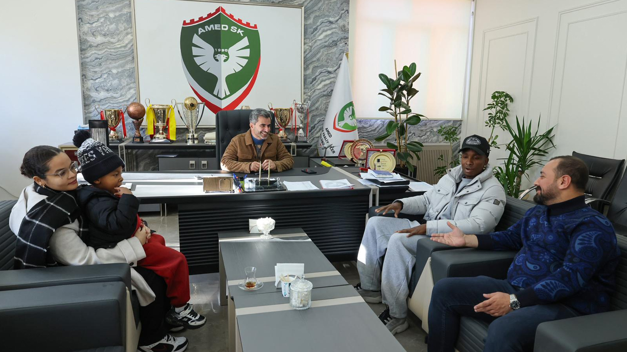 Dudağına 25 Dikiş Atılan Moreno Ve Ailesi, Kulüpte Ağırlandı