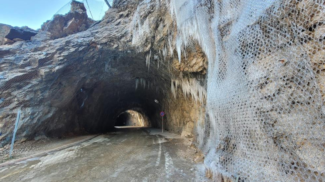 Dünyanın En Zorlu Yolu Buz Tuttu!