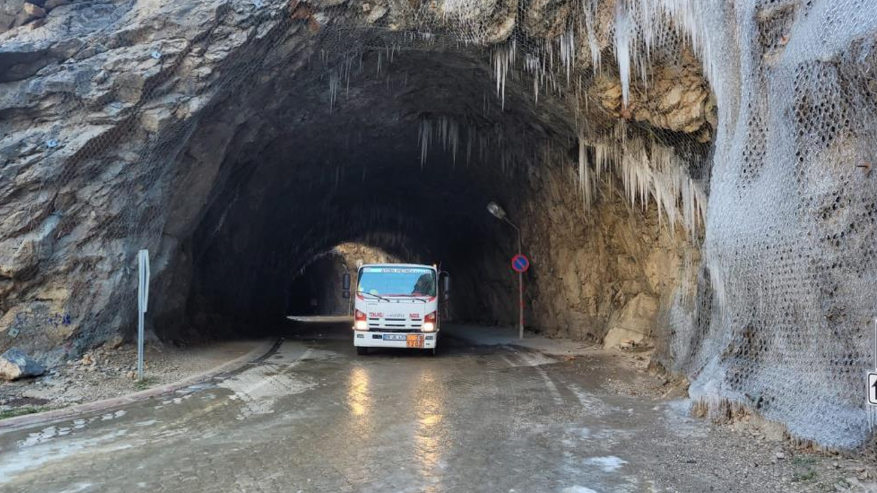 Dünyanın En Zorlu Yolu Buz Tuttu!1