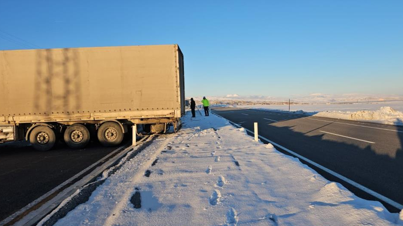 Kayan Tır Yolu Kapattı