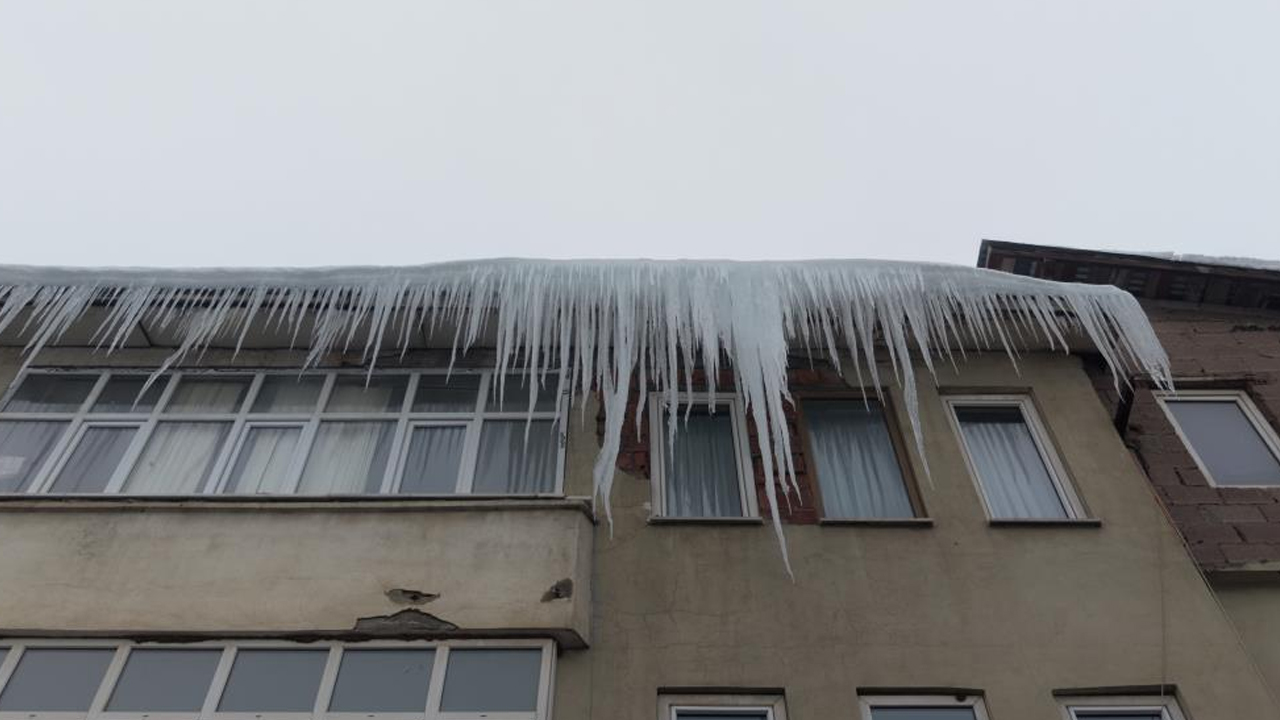 Muş'ta Dev Buz Sarkıtları Tehlike Saçıyor1