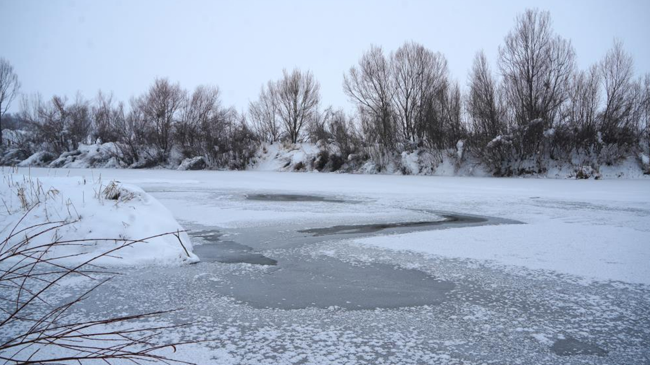 Muş'ta Karasu Nehri Buz Tuttu