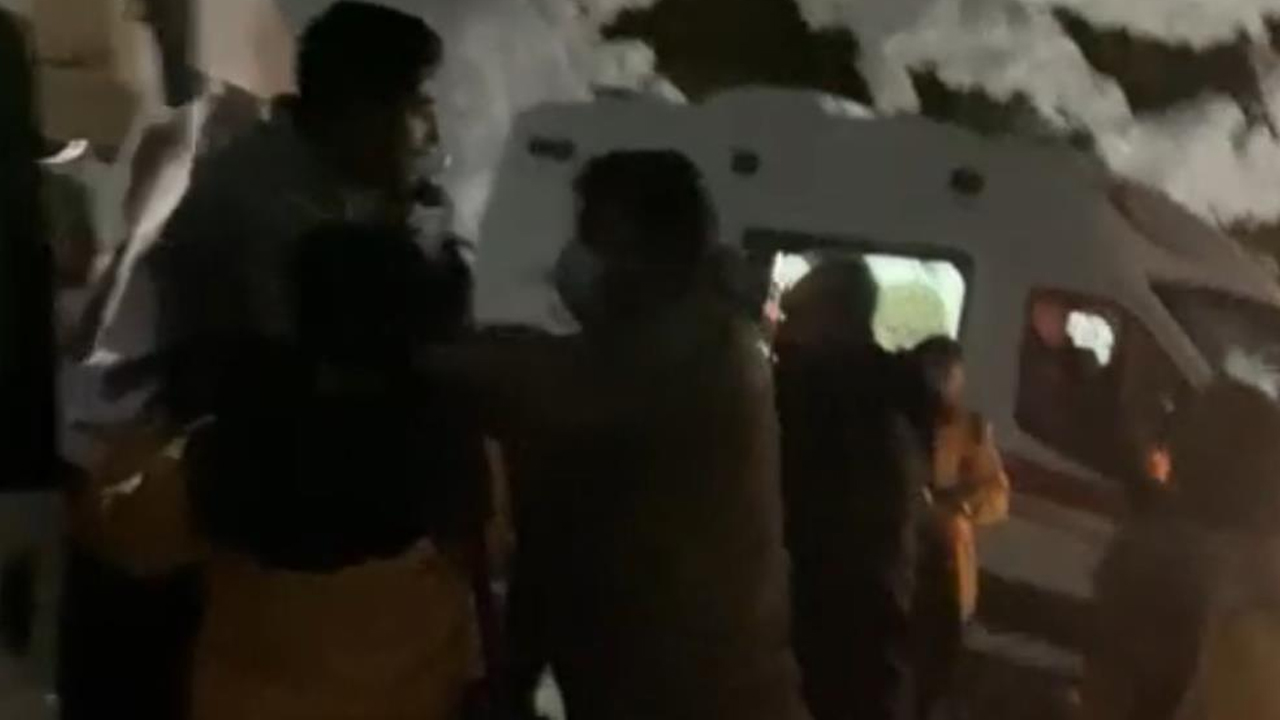 Şemdinli'de 1 Metrelik Karda Hayat Mücaledesi