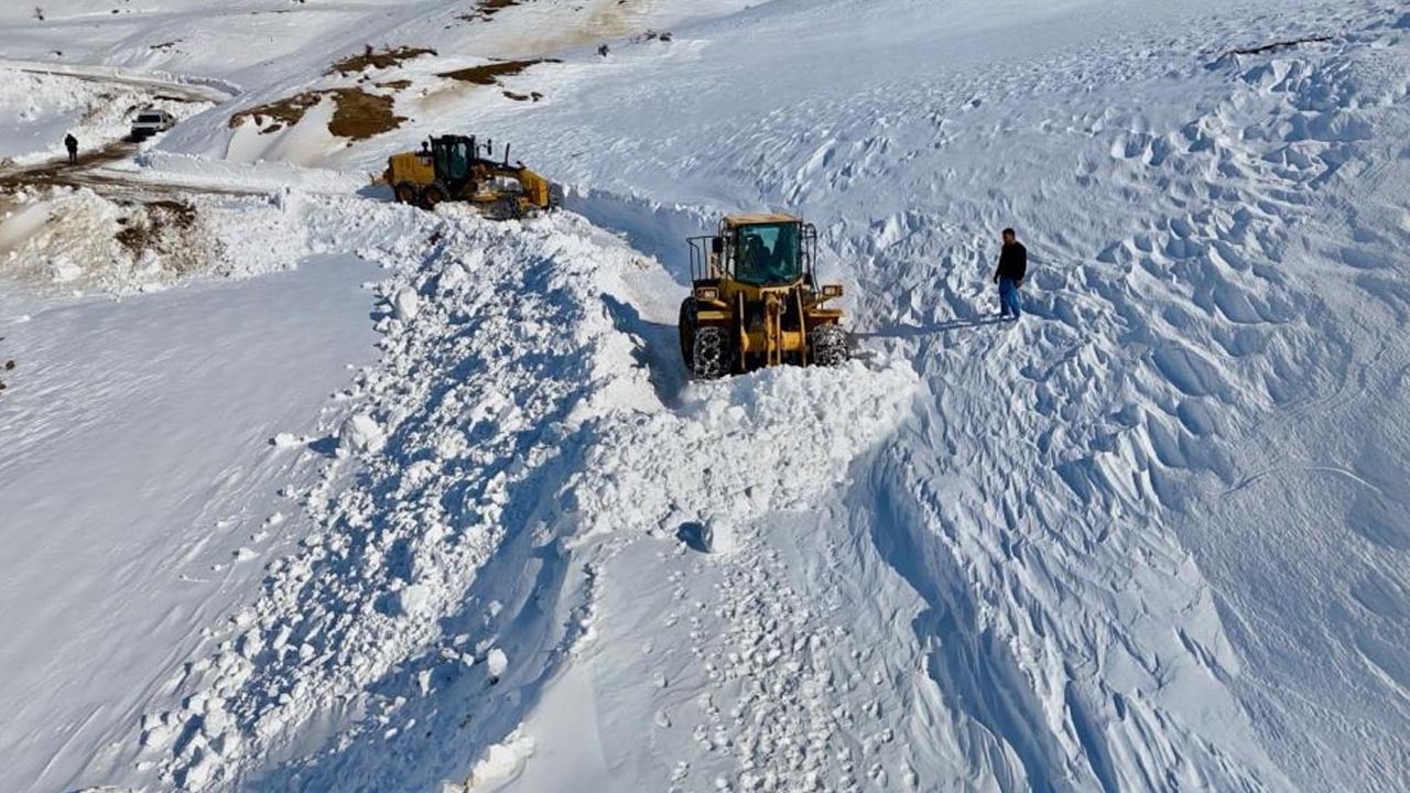 Siirt'te Çığ Düşen Yol Temizlendi
