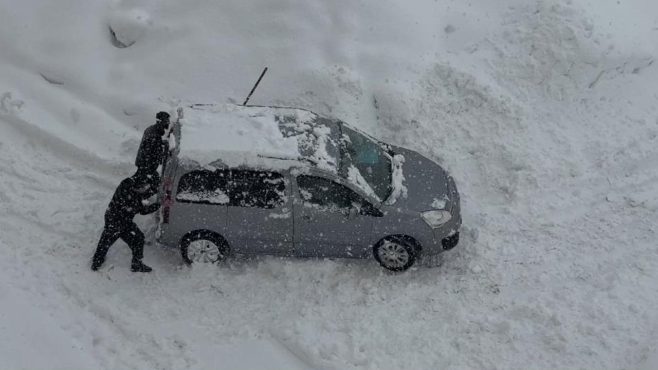 Yüksekova’da Kar Esareti