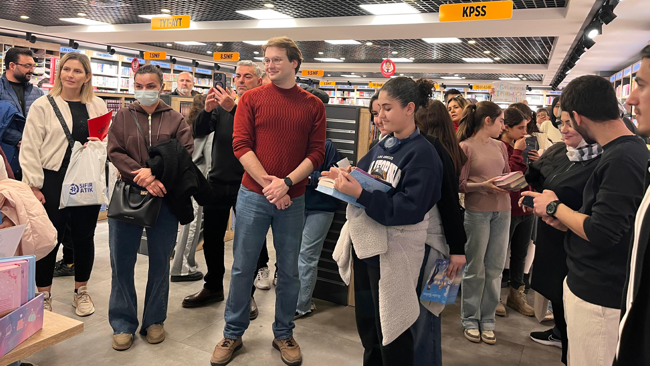 Adora Yağmur Diyarbakır’da Genç Hayranlarıyla Buluştu5