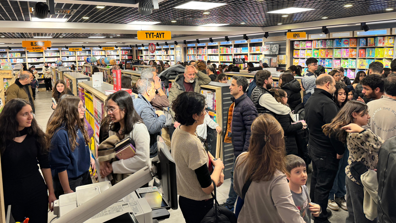 Adora Yağmur Diyarbakır’da Genç Hayranlarıyla Buluştu6