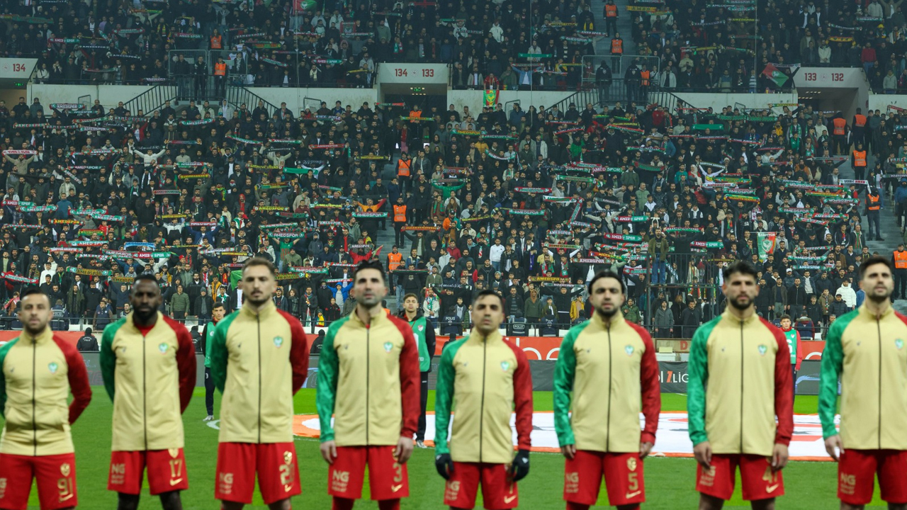 Amedspor Sahada, Taraftar Tribünde Fırtına Gibi Esti2