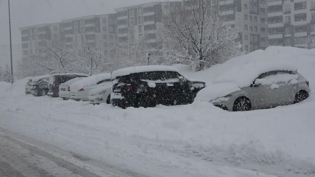 Bitlis'te 304 Köyün Bağlantısı Koptu1