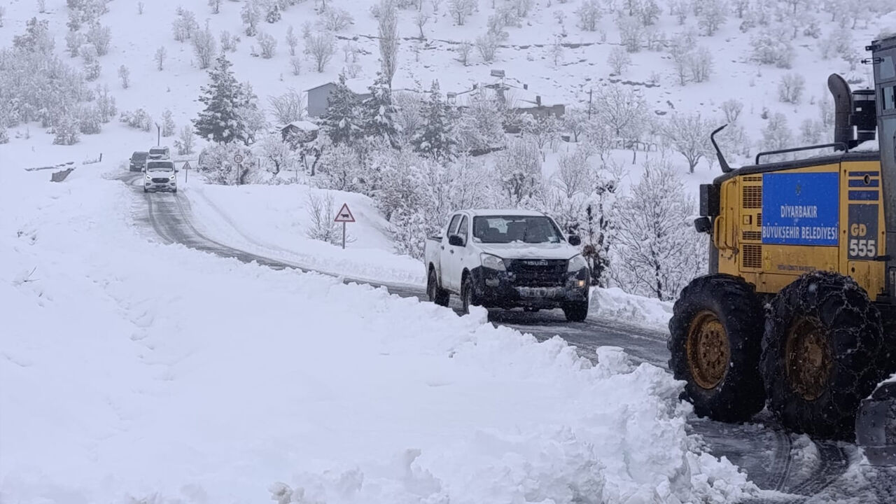 Diyarbakır Kulp’ta Kapanan Yollar Açılıyor