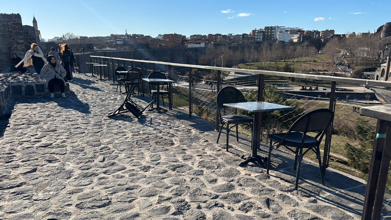 Diyarbakır Surları Üzerinde Kafe Tartışması1