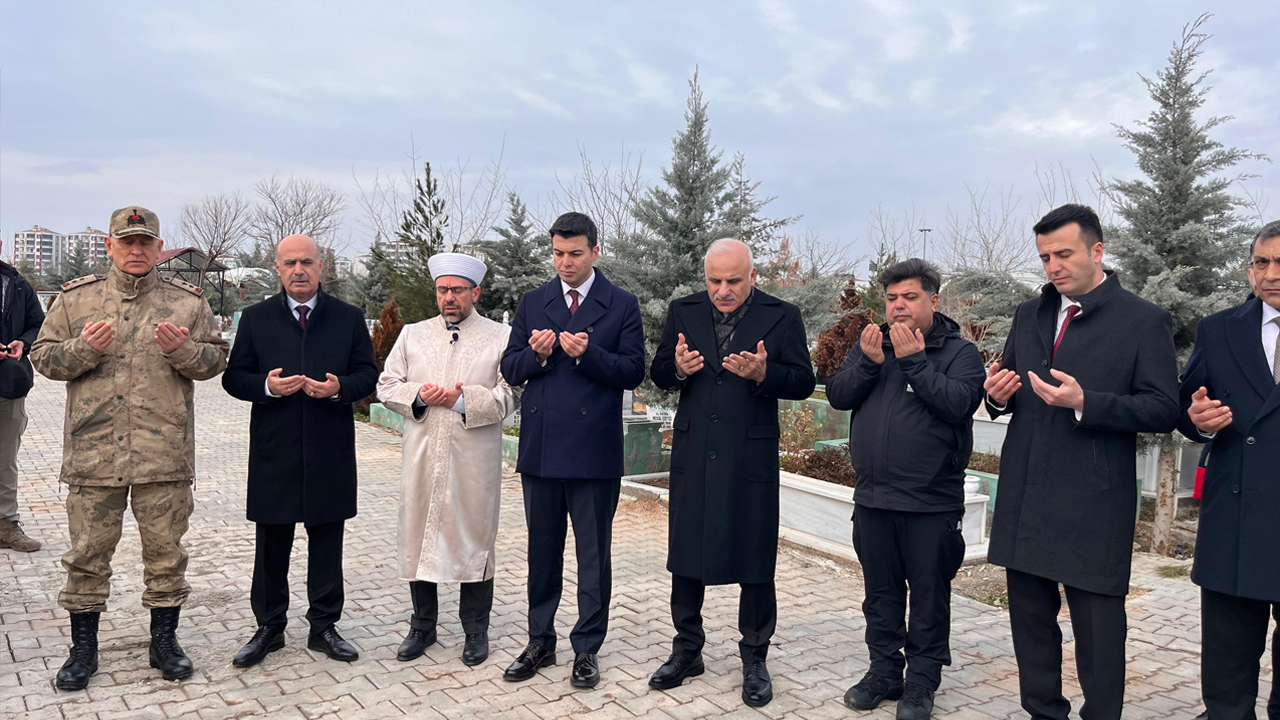 Diyarbakır Valisi, Depremde Yaşamını Yitirenlerin Kabirlerine Karanfil Bıraktı2