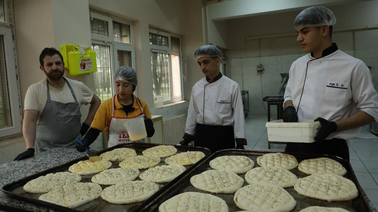 Diyarbakır'da Okuldan Ihtiyaç Sahiplerine Pide