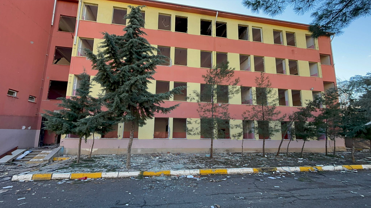 Diyarbakır’da Yıkım Kararı Verilen Okulun Içler Acısı Durumu