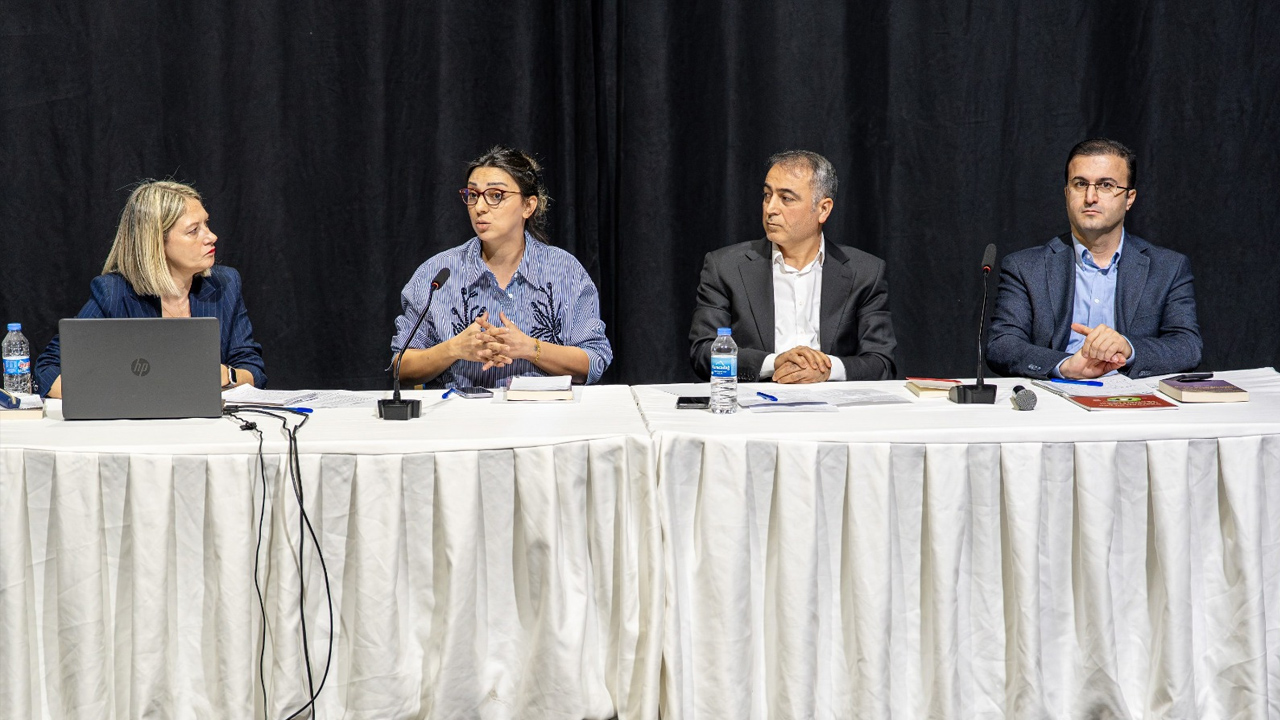 Eşbaşkan Bucak, Diyarbakır'daki Anadil Panelinde Konuştu